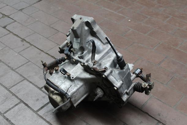 Foto: SCHALTGETRIEBE 5-GANG eines Mazda 626 2.0 GLX