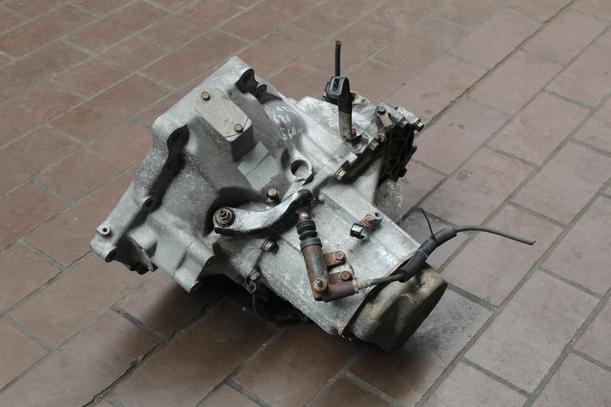 Foto: SCHALTGETRIEBE 5-GANG eines Mazda 626 2.0 GLX