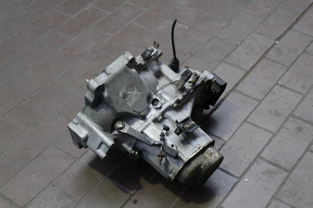 Foto: SCHALTGETRIEBE-5-GANG eines Mazda 626 GLX 2.0
