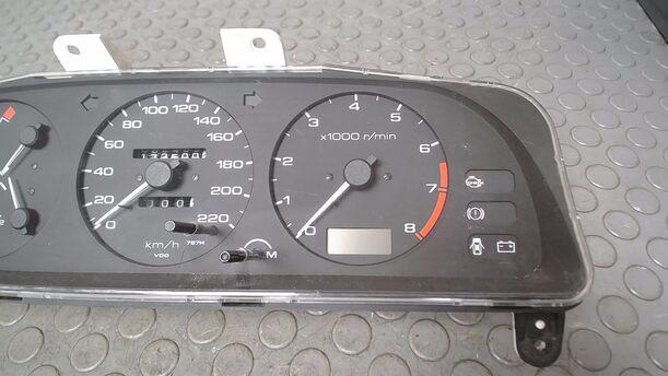 Foto: TACHOEINHEIT eines Nissan Primera 2.0 SLX