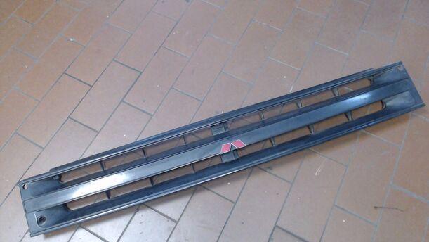 Foto: KÜHLERGRILL eines Mitsubishi Space Wagon EXE