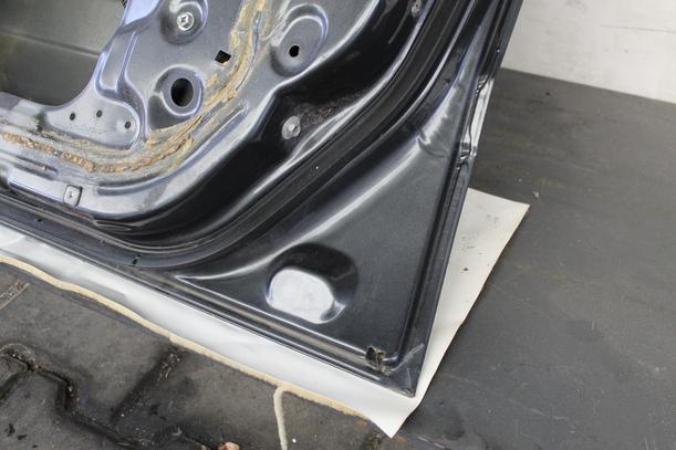 Foto: TÜR VORN RECHTS GRAU-MET KH2G eines Nissan Primera 1.6 SLX