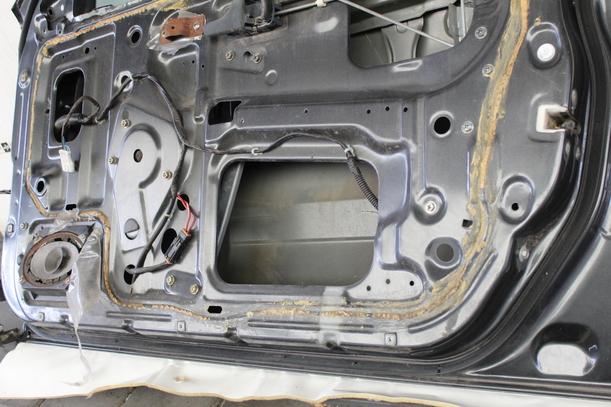 Foto: TÜR VORN RECHTS GRAU-MET KH2G eines Nissan Primera 1.6 SLX
