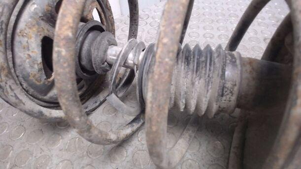 Foto: FEDERBEIN VORN LINKS eines Mazda 626 2.2i 12V GLX