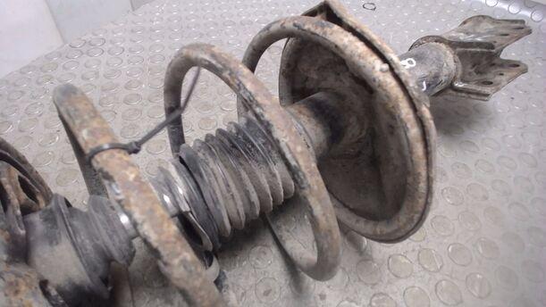 Foto: FEDERBEIN VORN LINKS eines Mazda 626 2.2i 12V GLX