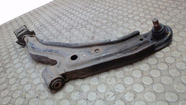 Foto: QUERLENKER VORN LINKS eines Nissan Sunny LX