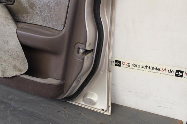 Foto: TÜR VORNE RECHTS eines Nissan Primera 2.0 SLX
