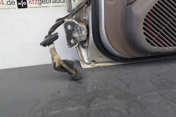 Foto: TÜR VORNE RECHTS eines Nissan Primera 2.0 SLX