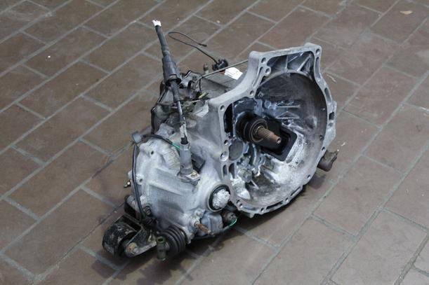 Foto: SCHALTGETRIEBE 5-GANG eines Mazda 323 1.6i 16V GLX