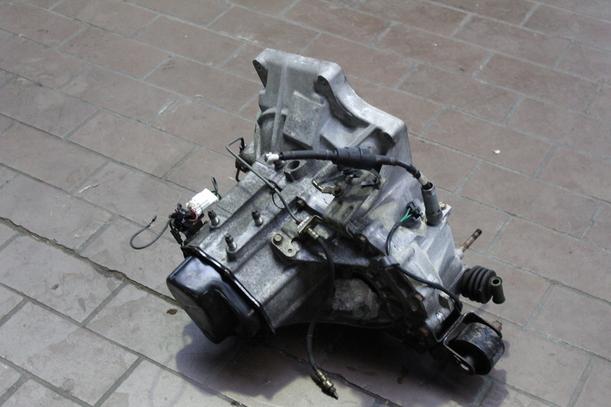 Foto: SCHALTGETRIEBE 5-GANG eines Mazda 323 1.6i 16V GLX