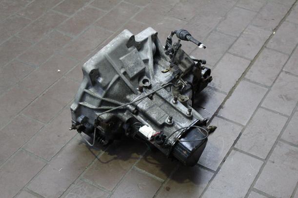Foto: SCHALTGETRIEBE 5-GANG eines Mazda 323 1.6i 16V GLX
