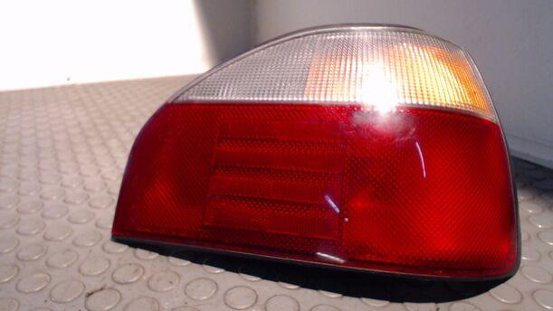 Foto: HECKLEUCHTE / RÜCKLEUCHTE RECHTS eines Nissan Sunny LX