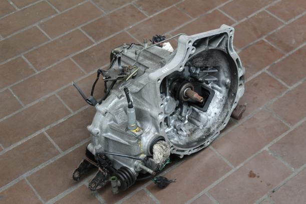 Foto: SCHALTGETRIEBE 5-GANG eines Mazda 323 1.6i 16V GLX