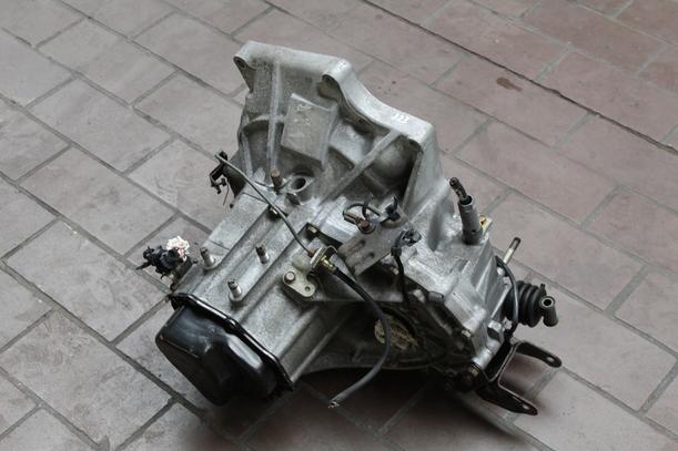 Foto: SCHALTGETRIEBE 5-GANG eines Mazda 323 1.6i 16V GLX
