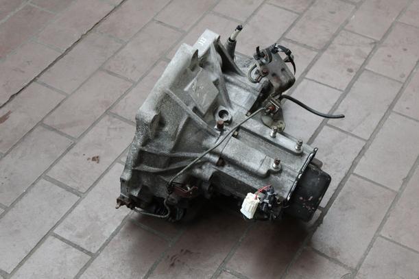 Foto: SCHALTGETRIEBE 5-GANG eines Mazda 323 1.6i 16V GLX