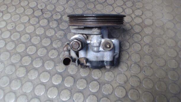 Foto: LENKGETRIEBEPUMPE / SERVOPUMPE eines Mazda 323 1.6i 16V GLX