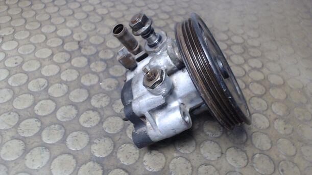 Foto: LENKGETRIEBEPUMPE / SERVOPUMPE eines Mazda 323 1.6i 16V GLX