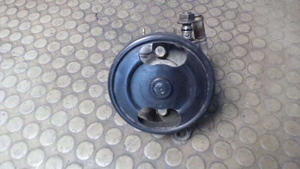 Foto: LENKGETRIEBEPUMPE / SERVOPUMPE eines Mazda 323 1.6i 16V GLX