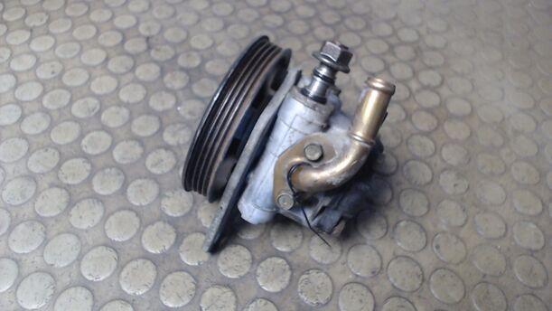 Foto: LENKGETRIEBEPUMPE / SERVOPUMPE eines Mazda 323 1.6i 16V GLX
