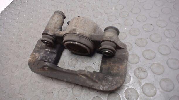 Foto: BREMSSATTEL VORN LINKS eines Mazda 121 16V Canvas Top GLX