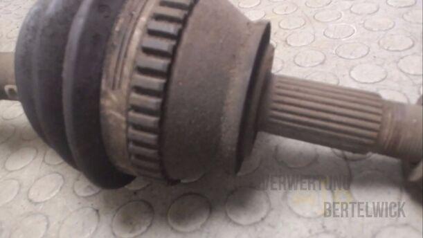 Foto: ANTRIEBSWELLE LINKS eines Alfa Romeo 145 Quadrifoglio