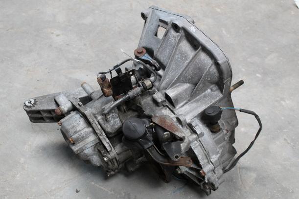 Foto: SCHALTGETRIEBE 5-GANG FRONTANTRIEB eines Alfa Romeo 145 Quadrifoglio