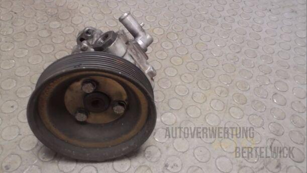 Foto: LENKGETRIEBEPUMPE eines Alfa Romeo 145 Quadrifoglio