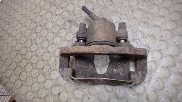 Foto: BREMSSATTEL VORN LINKS eines Ford Orion 1.6i Ghia