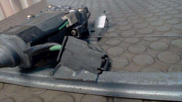 Foto: FENSTERHEBER ELEKTRISCH HINTEN RECHTS eines Audi 100 Avant 2.8 E