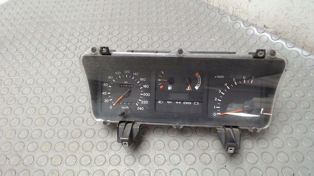Foto: TACHOEINHEIT / KOMBIINSTRUMENT eines Ford Sierra Turnier TD CLX