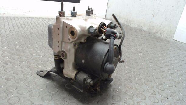 Foto: ABS-BREMSAGGREGAT eines Nissan Primera 1.6 GX