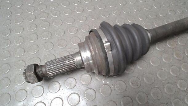 Foto: ANTRIEBSWELLE VORN LINKS eines Mazda 323 1.5 GLX