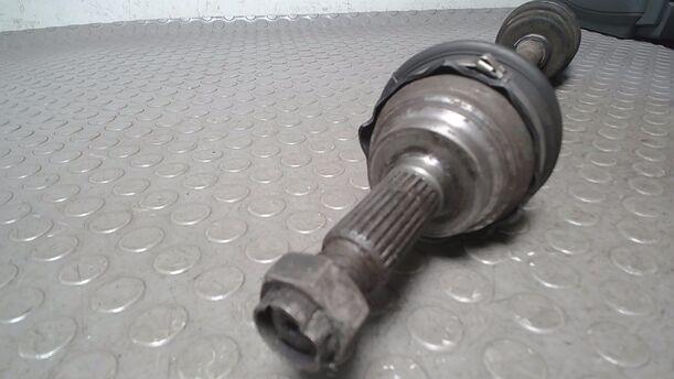 Foto: ANTRIEBSWELLE VORN LINKS eines Mazda 323 1.5 GLX