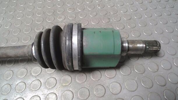 Foto: ANTRIEBSWELLE VORN LINKS eines Mazda 323 1.5 GLX