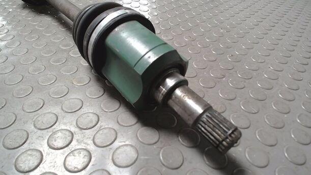 Foto: ANTRIEBSWELLE VORN LINKS eines Mazda 323 1.5 GLX