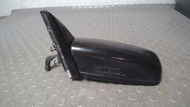 Foto: AUSSENSPIEGEL MECHANISCH VERSTELLBAR  LINKS eines Mazda 323 1.5 GLX