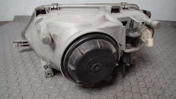 Foto: SCHEINWERFER RECHTS eines Renault R 25 TI