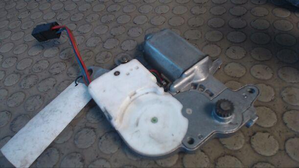 Foto: SCHIEBEDACHMOTOR eines VW Passat Variant 1.8 CL