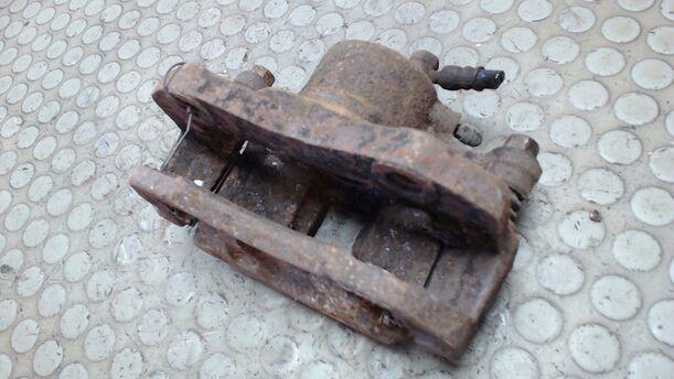 Foto: BREMSSATTEL VORN LINKS eines Opel Monterey RS