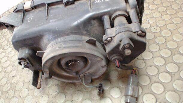 Foto: SCHEINWERFER RECHTS eines Nissan Sunny SLX