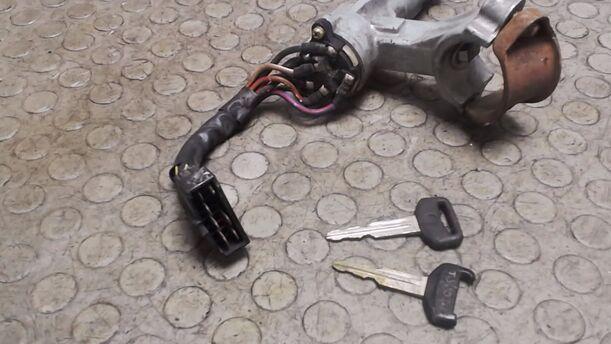 Foto: ZÜND-/ANLAßSCHALTER eines Toyota Corolla Liftback 1.6 GL