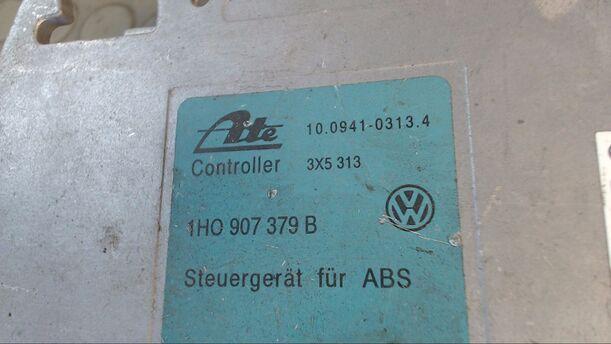 Foto: STEUERGERÄT ABS eines VW Golf 1.8 Europe