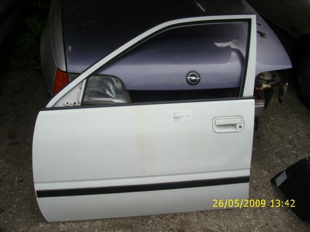 Foto: TÜR VORNE LINKS V L eines Nissan Primera Traveller 1.6 LX