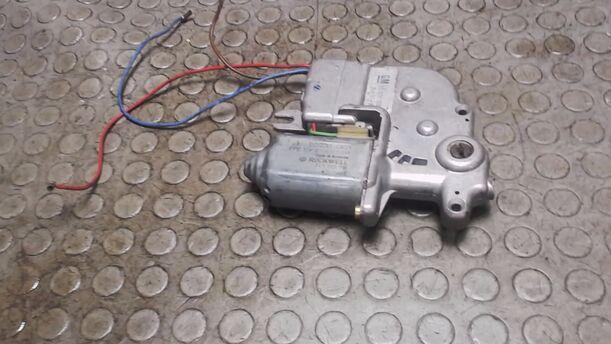 Foto: SCHIEBEDACHMOTOR eines Opel Omega GL