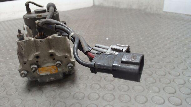 Foto: ABS-BREMSAGGREGAT eines Nissan Primera 2.0 SRi
