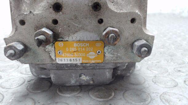 Foto: ABS-BREMSAGGREGAT eines Nissan Primera 2.0 SRi