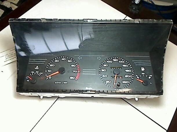 Foto: TACHOEINHEIT eines Peugeot 405 Break GRI