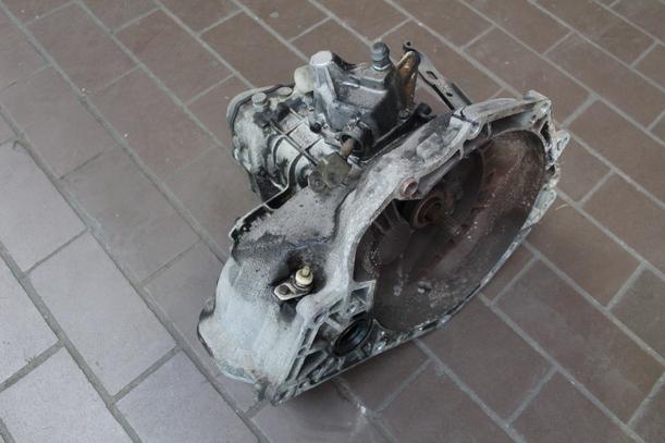 Foto: SCHALTGETRIEBE 5 GANG F15 eines Opel Tigra 1.6i 16V