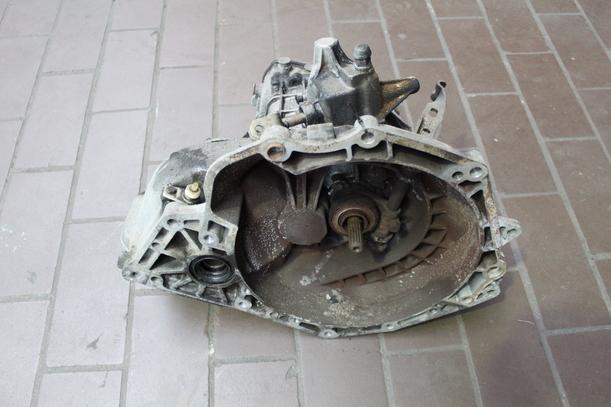 Foto: SCHALTGETRIEBE 5 GANG F15 eines Opel Tigra 1.6i 16V