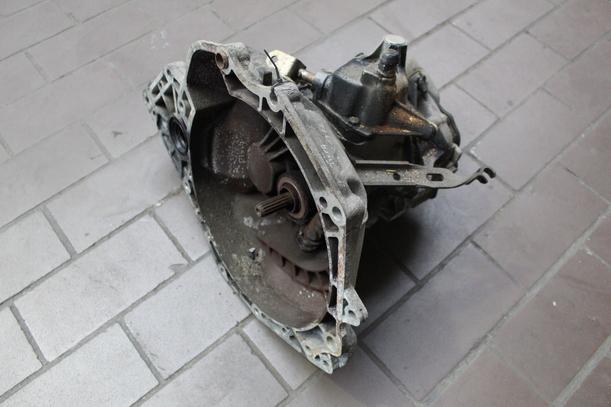 Foto: SCHALTGETRIEBE 5 GANG F15 eines Opel Tigra 1.6i 16V